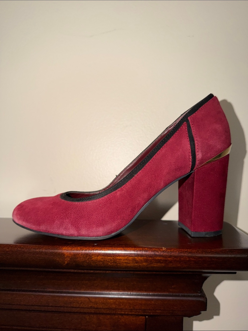 Tommy Hilfiger 7.5 maroon suede pumps block heel gold tone black accent